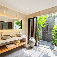 Expansive Berawa villa with long lease and steps from the beach. Villas in Bali for Sale: Villa in Canggu, Bali for 1218 Thousands USD. Leasehold. Preview photo #5