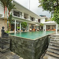 Riverside six bedroom villa with rice field views in Tumbak Bayuh. Villas in Bali for Sale: Вилла в Чангу, Бали за 1585 тыс. USD. Freehold. Предварительный просмотр фото #3