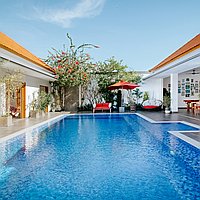 Exceptional Four-Bedroom Fully-Furnished Villa with Long Lease in Lively Kerobokan. Villas in Bali for Sale: Вилла в Керобокан, Бали за 425 тыс. USD. Leasehold. Предварительный просмотр фото #1