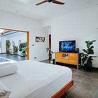 Exceptional Four-Bedroom Fully-Furnished Villa with Long Lease in Lively Kerobokan. Villas in Bali for Sale: Вилла в Керобокан, Бали за 425 тыс. USD. Leasehold. Предварительный просмотр фото #6