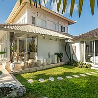 Cozy and stylish four-bedroom villa with poolside serenity in Kerobokan . Villas in Bali for Sale: Вилла в Керобокан, Бали за 233 тыс. USD. Leasehold. Предварительный просмотр фото #13