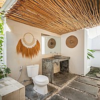 Cozy and stylish four-bedroom villa with poolside serenity in Kerobokan . Villas in Bali for Sale: Вилла в Керобокан, Бали за 233 тыс. USD. Leasehold. Предварительный просмотр фото #15