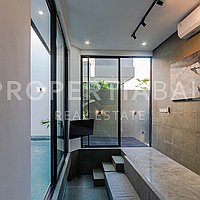 Modern Contemporary Villa In Kerobokan. Villas in Bali for Sale: Vila di Kerobokan, Bali untuk 285 Ribuan USD. Leasehold. Pratinjau foto #6