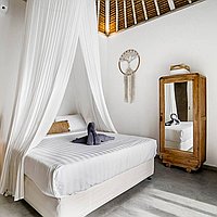 Charming traditional-modern villa steps from Petitenget Beach. Villas in Bali for Sale: Вилла в Семиньяк, Бали за 491 тыс. USD. Leasehold. Предварительный просмотр фото #12