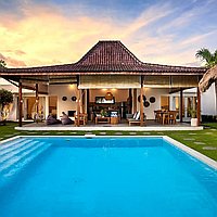 Charming traditional-modern villa steps from Petitenget Beach. Villas in Bali for Sale: Вилла в Семиньяк, Бали за 491 тыс. USD. Leasehold. Предварительный просмотр фото #1