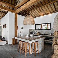 Charming traditional-modern villa steps from Petitenget Beach. Villas in Bali for Sale: Вилла в Семиньяк, Бали за 491 тыс. USD. Leasehold. Предварительный просмотр фото #7