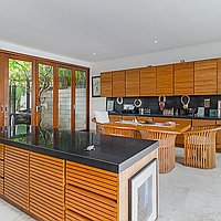 Traditional Three-Bedroom Freehold Villa on 750sqm Only Minutes Walk to the Beach. Villas in Bali for Sale: Villa in Seminyak, Bali for 1356 Thousands USD. Freehold. Preview photo #11