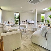 Stunning Modern Tropical Oasis Minutes From The Beach. Villas in Bali for Sale: Vila di Uluwatu, Bali untuk 218 Ribuan USD. Leasehold. Pratinjau foto #4