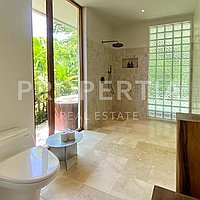 Stunning Modern Tropical Oasis Minutes From The Beach. Villas in Bali for Sale: Vila di Uluwatu, Bali untuk 218 Ribuan USD. Leasehold. Pratinjau foto #5