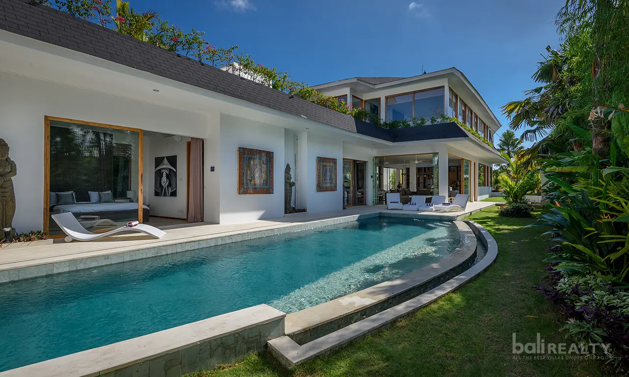 Luxurious Five-Bedroom Villa with High ROI Potential in Vibrant Berawa. Villas in Bali for Sale: Villa in Canggu, Bali for 11,5 Billion IDR. Leasehold. Main Photo