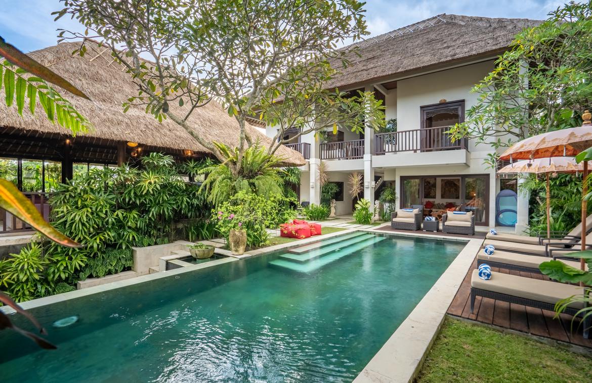 A timeless 4-bedroom Balinese retreat in Pererenan. Villas in Bali for Sale: Villa in Canggu, Bali for 17 Billion IDR. Freehold. Main Photo