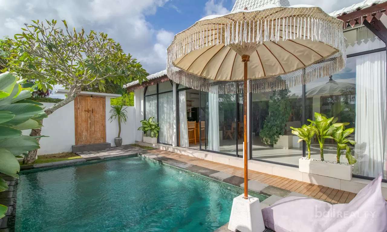 Brand New Four-Bedroom Joglo Villa with Breathtaking Rice Field Views in Canggu. Villas in Bali for Sale: Villa in Canggu, Bali for 22,1 Million INR. Leasehold. Main Photo