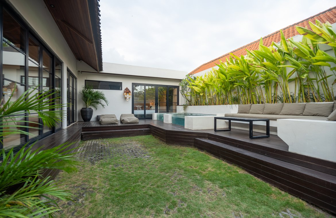 Charming two-bedroom villa in prime Berawa location. Villas in Bali for Sale: Villa in Canggu, Bali for 160 Thousands GBP. Leasehold. Main Photo