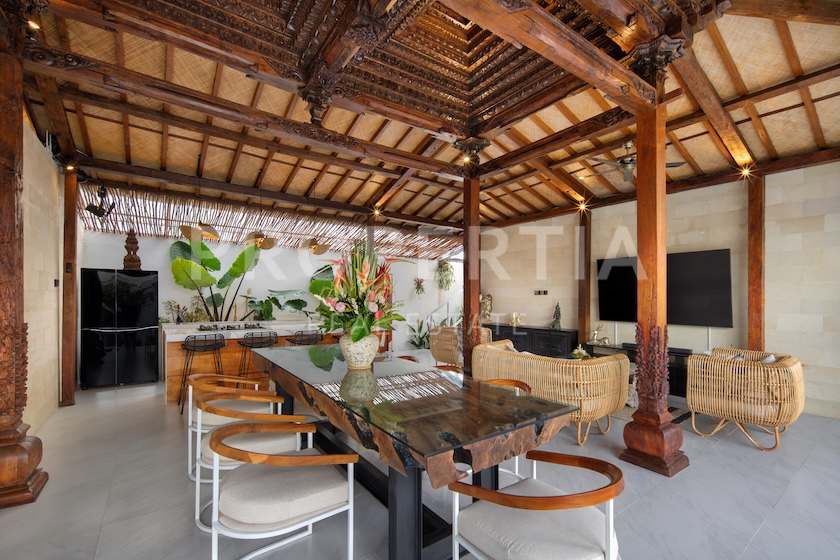 Timeless Tropical Villa In The Heart Of Canggu. Villas in Bali for Sale: Villa in Canggu, Bali for 16 Billion IDR. Leasehold. Main Photo