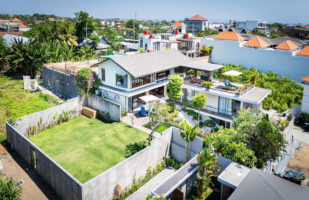 Embrace modern luxury freehold villa in Tumbak Bayuh . Villas in Bali for Sale: Villa in Canggu, Bali for 106,6 Million INR. Freehold. Main Photo