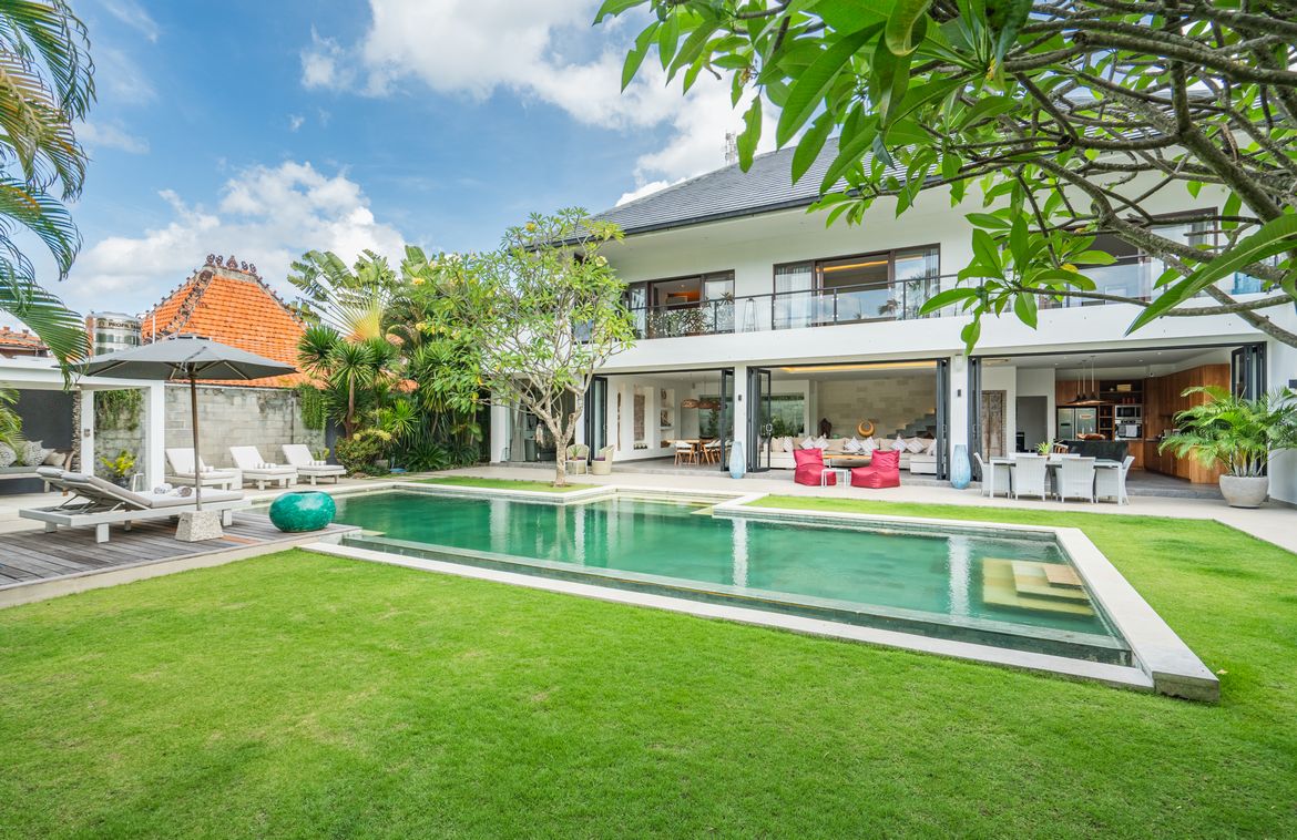 Expansive Berawa villa with long lease and steps from the beach. Villas in Bali for Sale: Villa in Canggu, Bali for 1194 Thousands USD. Leasehold. Main Photo