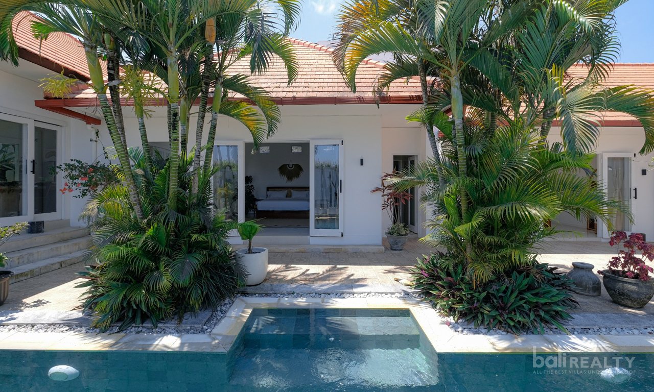 Exclusive Three-Bedroom Villa with Tasteful Luxury and Rice Field Vista in Pererenan. Villas in Bali for Sale: Villa in Canggu, Bali for 1,0 Million MYR. Leasehold. Main Photo