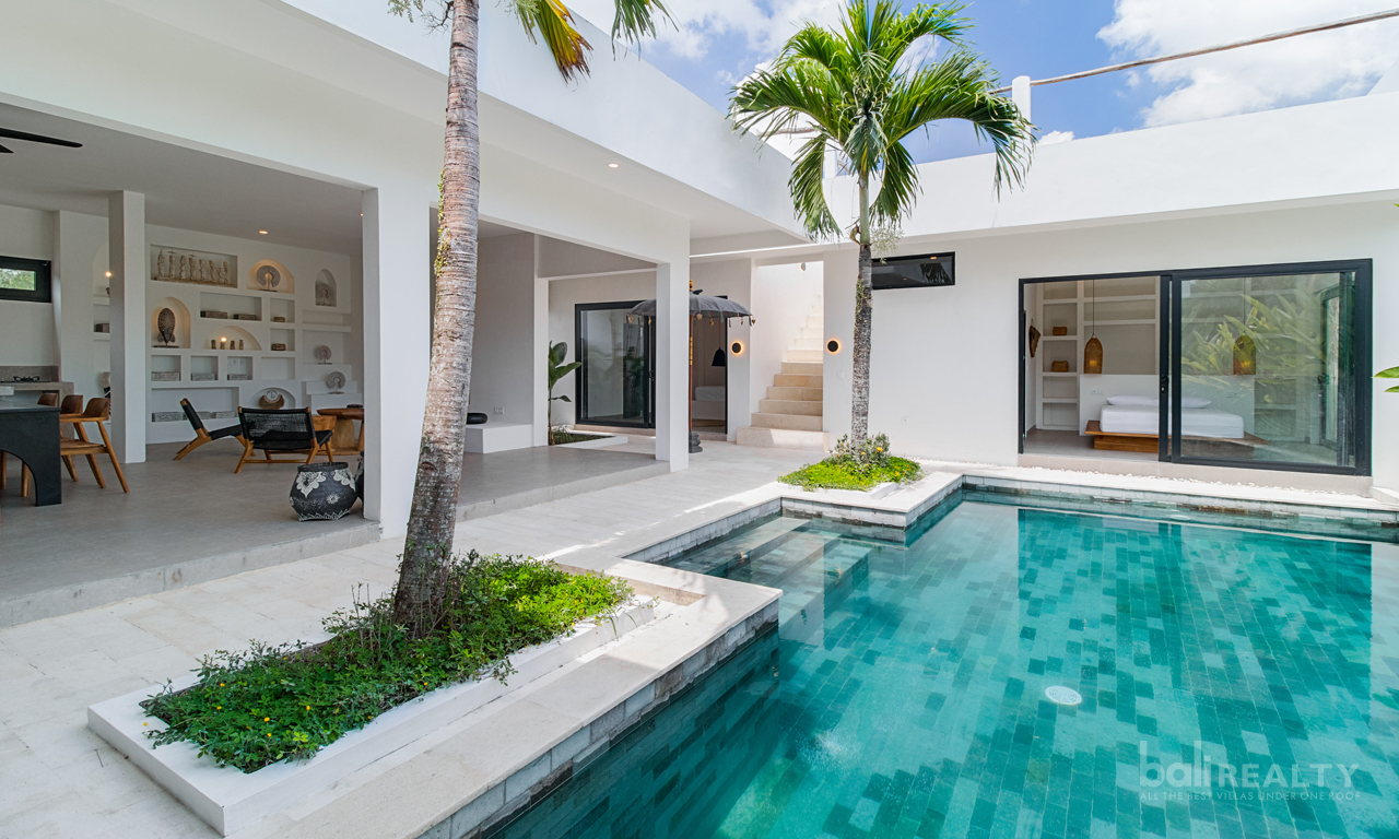 Three – bedroom villa with Tropical Rooftop and Long Lease Close to Pererenan Beach. Villas in Bali for Sale: Villa in Canggu, Bali for 17,3 Million PHP. Leasehold. Main Photo
