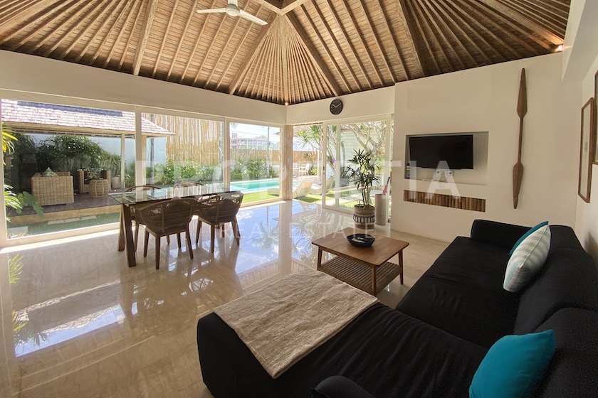 Charming Villa In Berawa Steps From The Beach. Villas in Bali for Sale: Villa in Berawa (Canggu), Bali for 7,0 Million THB. Leasehold. Main Photo