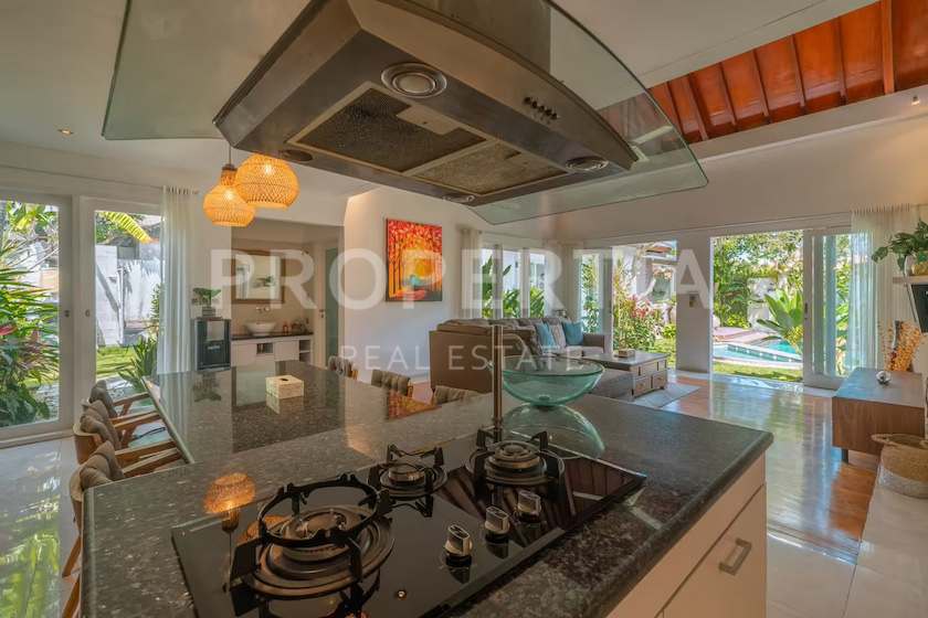 Stunning & Spacious Living In Prime Berawa. Villas in Bali for Sale: Villa in Berawa (Canggu), Bali for 34,1 Million INR. Leasehold. Main Photo