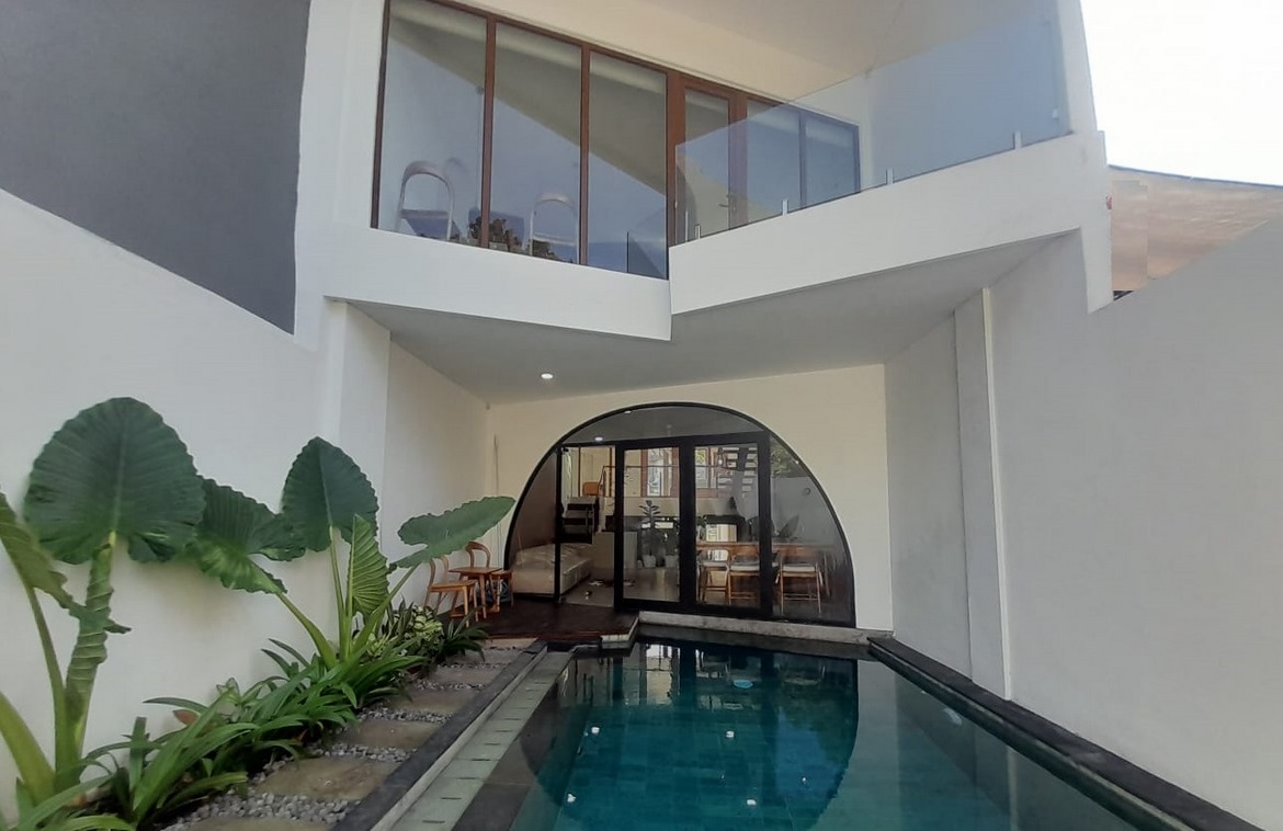 Modern split-level 3-bedroom villa with rooftop terrace in Cepaka. Villas in Bali for Sale: Villa in Canggu, Bali for 7,1 Billion VND. Freehold. Main Photo