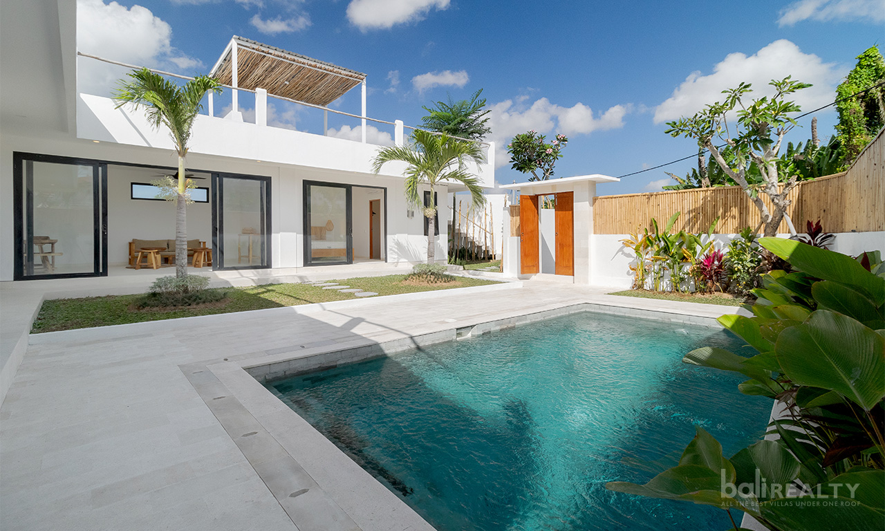 Long Lease: Two-bedroom Villa with Rooftop Lounge in Serene Tumbak Bayuh, Near to the Beach. Villas in Bali for Sale: Villa in Canggu, Bali for 6,8 Million THB. Leasehold. Main Photo