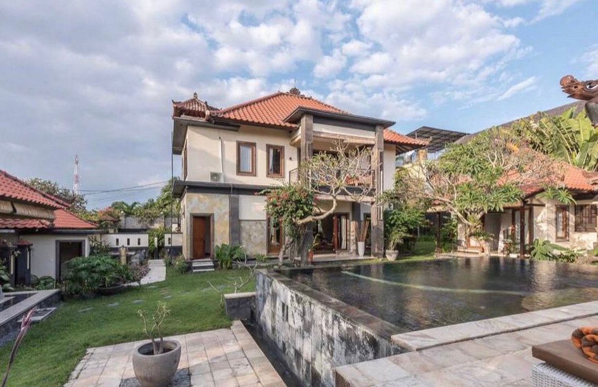 Stunning five-bedroom family villa in the heart of Batu Bolong. Villas in Bali for Sale: Villa in Canggu, Bali for 1502 Thousands USD. Freehold. Main Photo