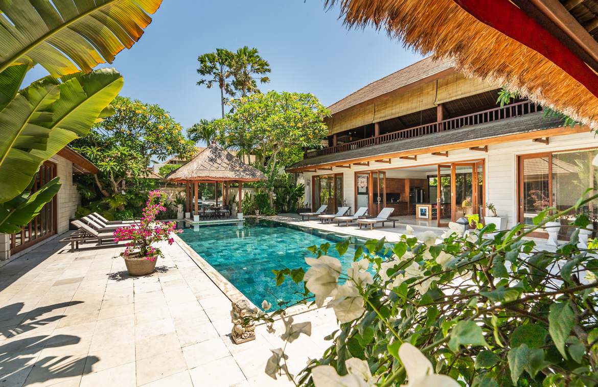 Luxurious villa retreat steps from the beach in Batu Belig. Villas in Bali for Sale: Villa in Canggu, Bali for 1322 Thousands USD. Freehold. Main Photo