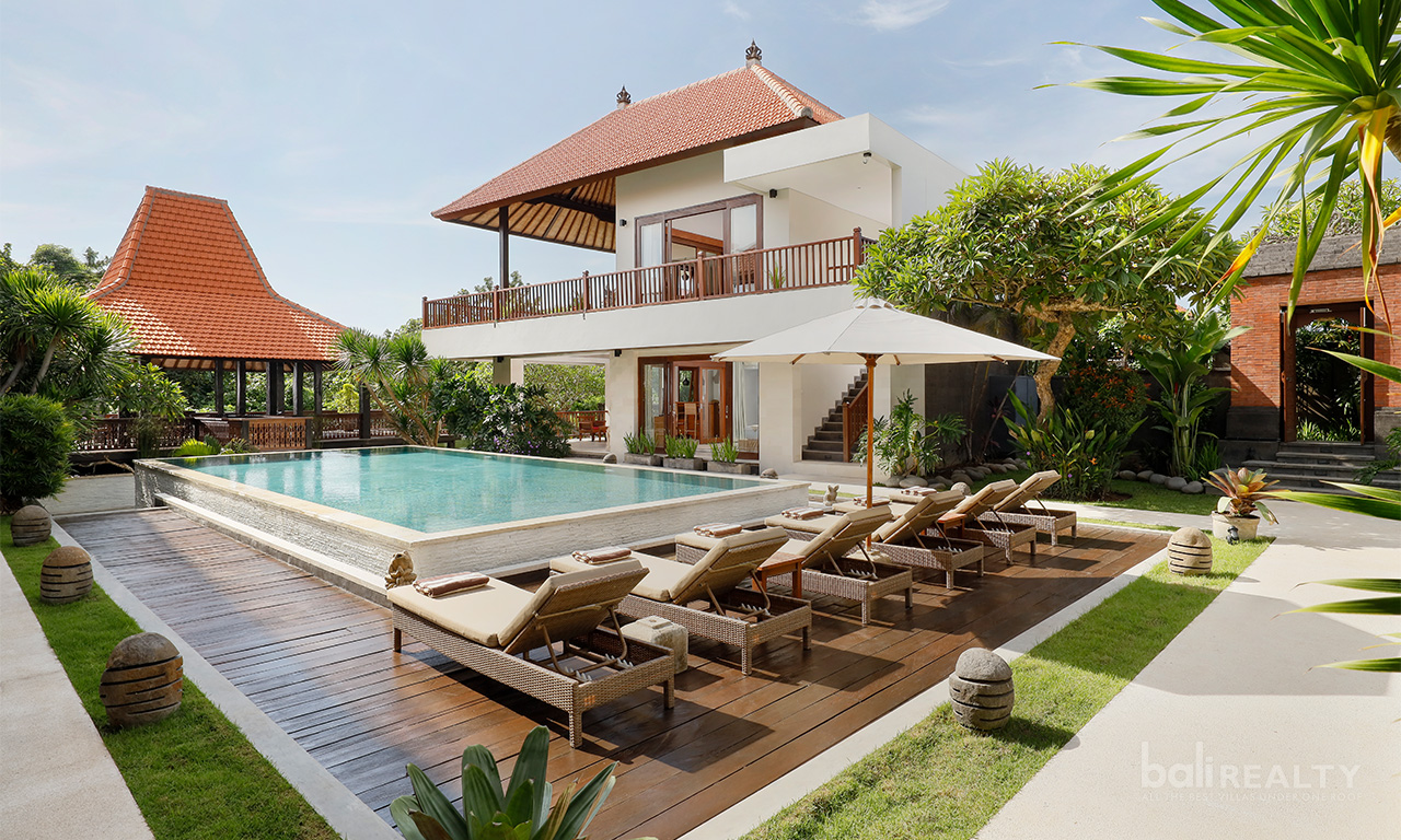 Canggu’s Finest Location: Grandeur 9-Bedroom Villa – Investment Opportunity. Villas in Bali for Sale: Villa in Canggu, Bali for 155,9 Million INR. Leasehold. Main Photo