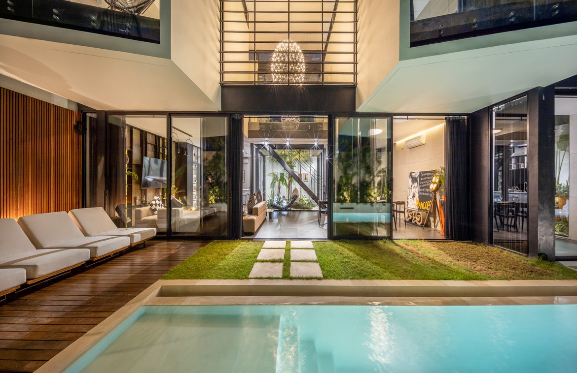  Luxury living just 900m from Berawa beach. Villas in Bali for Sale: Villa in Canggu, Bali for 7,2 Million CNY. Leasehold. Main Photo