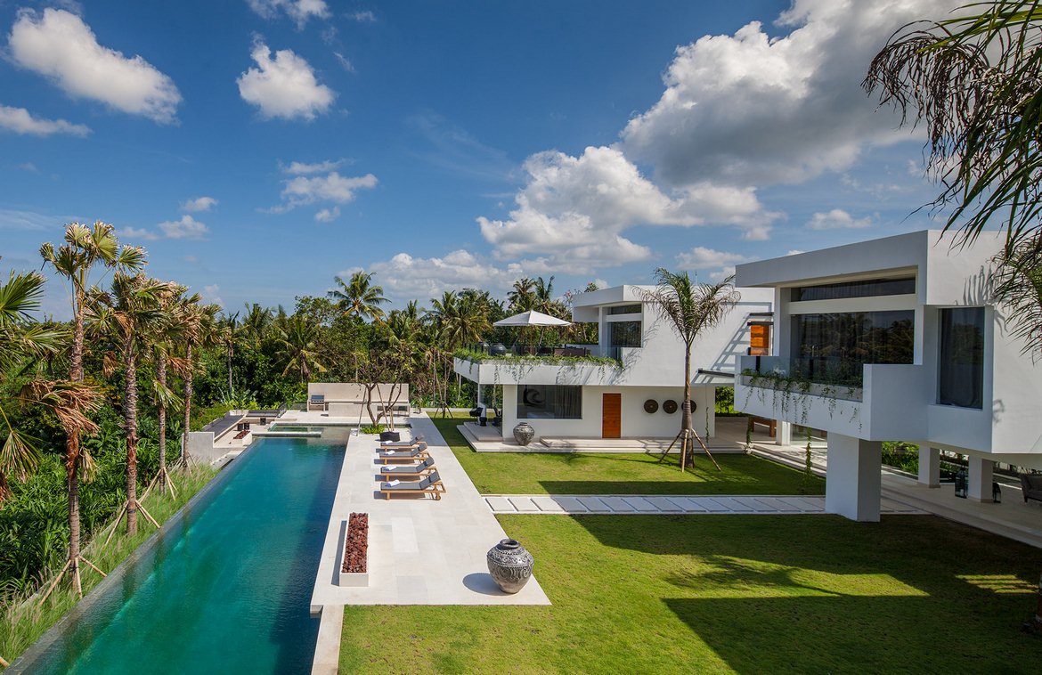 Tropical sanctuary with amazing rice field view in Tumbak Bayuh. Villas in Bali for Sale: Villa in Canggu, Bali for 29,3 Billion IDR. Leasehold. Main Photo