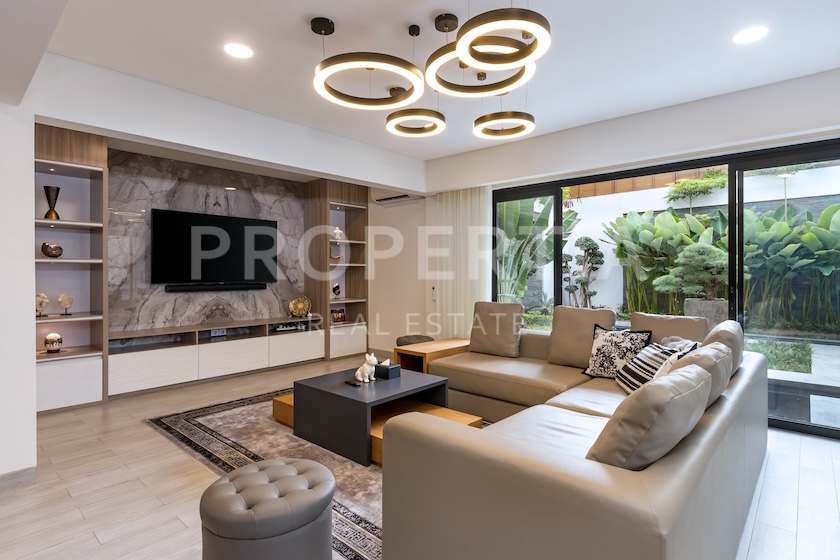 Modern Tropical Family Home In Berawa. Villas in Bali for Sale: Villa in Canggu, Bali for 14,5 Billion IDR. Freehold. Main Photo