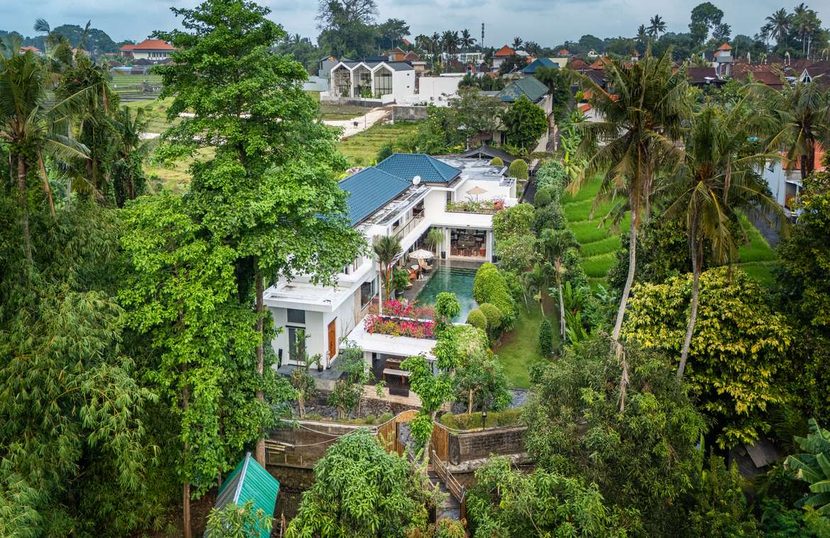 Riverside six bedroom villa with rice field views in Tumbak Bayuh. Villas in Bali for Sale: Villa in Canggu, Bali for 25,8 Billion IDR. Freehold. Main Photo