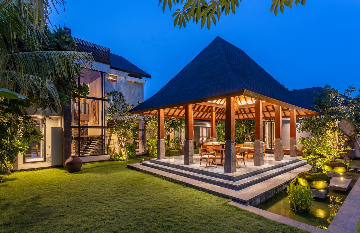 A rare blend of luxury, tradition and modern elegance in Batu Bolong. Villas in Bali for Sale: Villa in Canggu, Bali for 2403 Thousands USD. Freehold. Main Photo