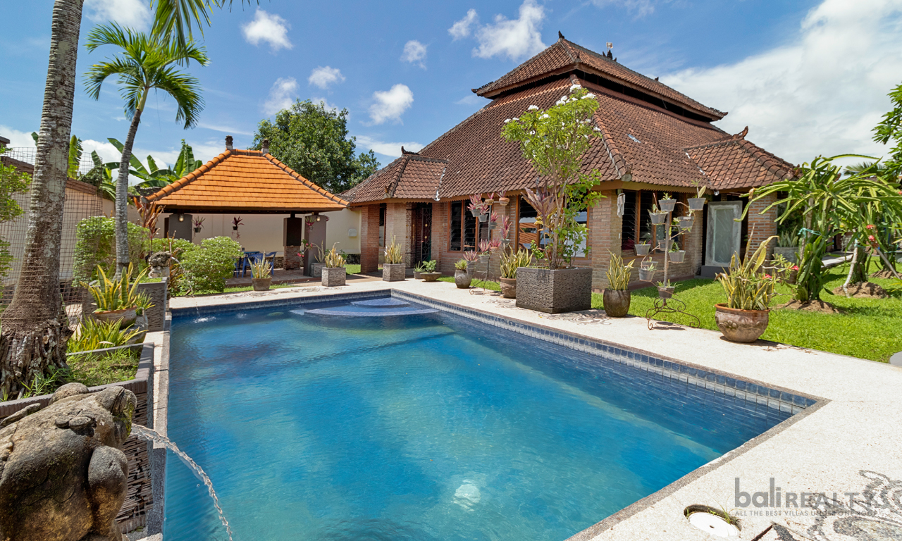 Great Opportunity for Developers or Investors: Freehold Three-Bedroom Balinese Home set on 700sqm of Land. Villas in Bali for Sale: Villa in Canggu, Bali for 699 Thousands AUD. Freehold. Main Photo