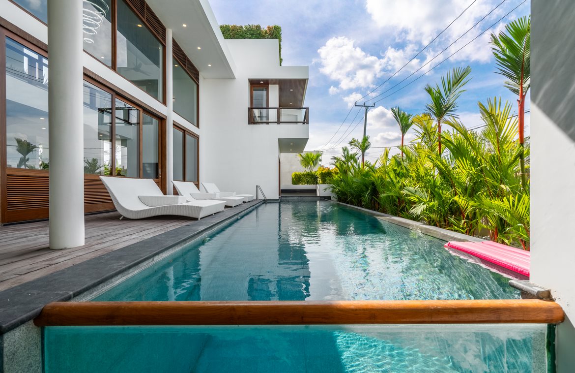 Prime location with stunning design and rental potential in Batu Bolong. Villas in Bali for Sale: Villa in Canggu, Bali for 1563 Thousands SGD. Leasehold. Main Photo