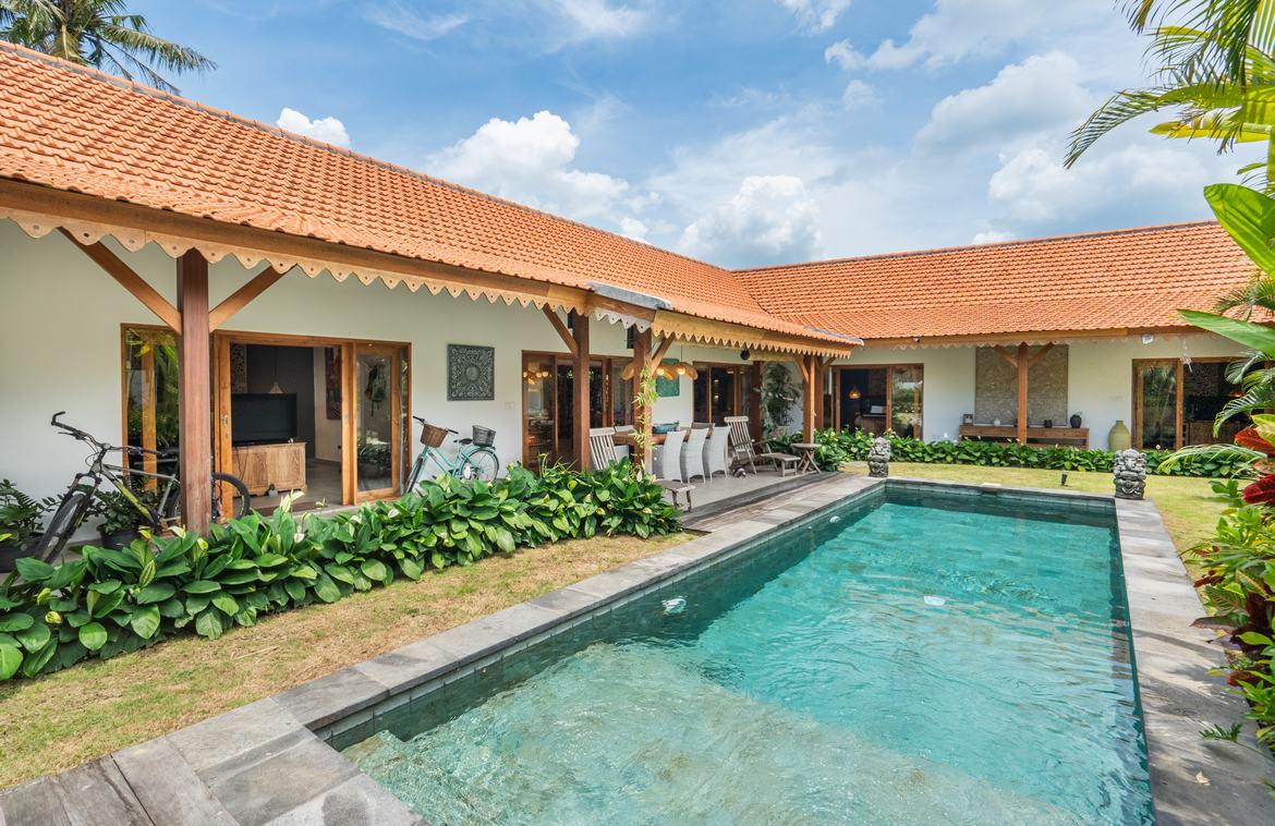 Spacious and tranquil 4-bedroom villa in Buduk . Villas in Bali for Sale: Villa in Canggu, Bali for 9,1 Billion IDR. Leasehold. Main Photo