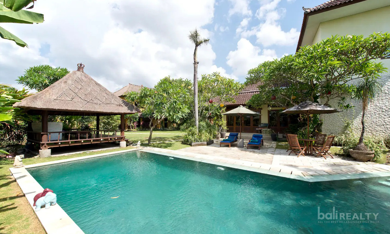 Escape to a Tropical 5-Bedroom Villa with Balinese-Style in Canggu. Villas in Bali for Sale: Villa in Canggu, Bali for 89,3 Million INR. Freehold. Main Photo