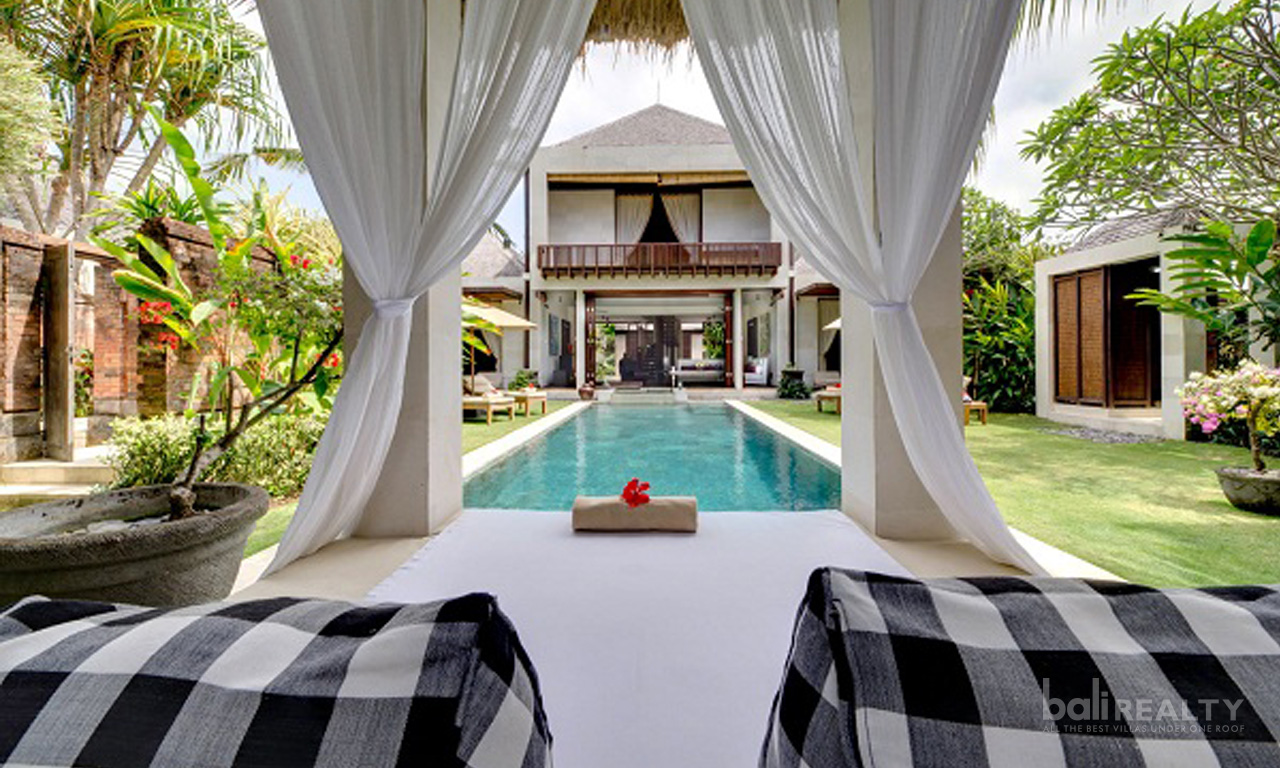 Gorgeous 3 Bed Freehold Beach Villa with Ocean Views. Villas in Bali for Sale: Vila di Gianyar, Bali untuk 550 Ribuan USD. Freehold. Foto Utama