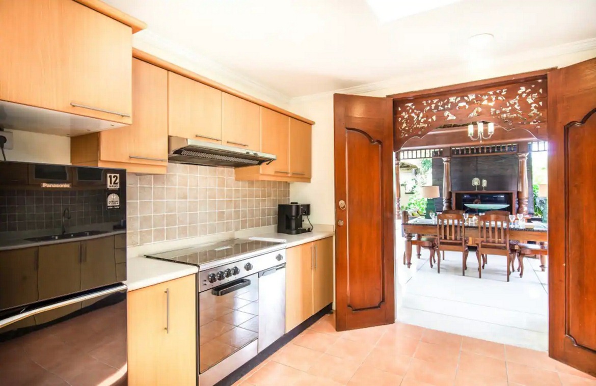 Three bedrooms balinese charm in Jimbaran. Villas in Bali for Sale: Villa in Jimbaran, Bali for 6,5 Billion IDR. Freehold. Main Photo