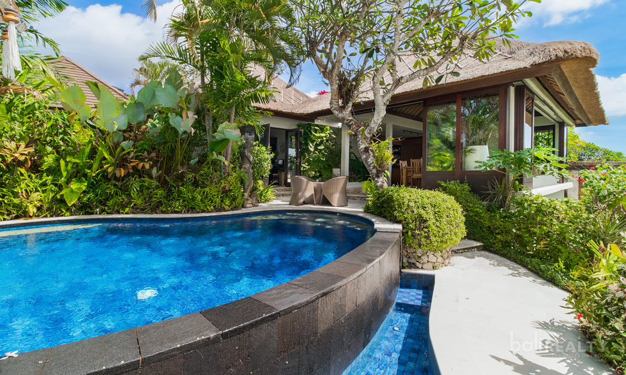 Truly Unbeatable Views: Beautiful 3-Bedroom Villa in Jimbaran Hills. Villas in Bali for Sale: Villa in Jimbaran, Bali for 1,2 Million CNY. Leasehold. Main Photo