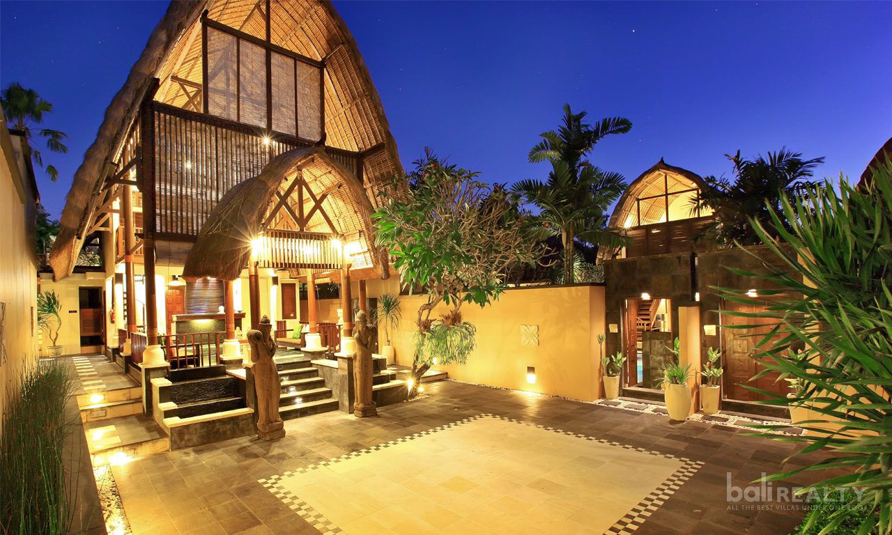 Outstanding Freehold Villa Complex Investment Opportunity. Villas in Bali for Sale: Villa in Jimbaran, Bali for 379,5 Million JPY. Freehold. Main Photo