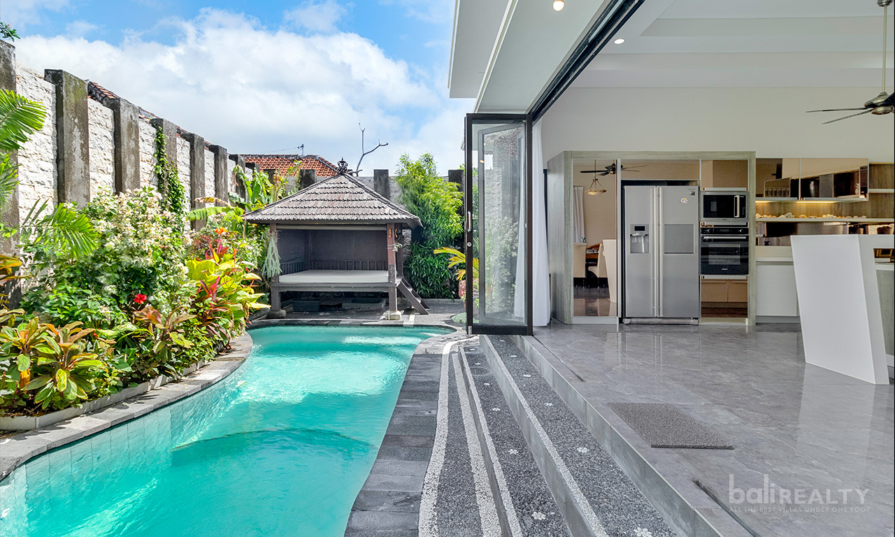 High-Quality Freehold Five-Bedroom Villa, Near Kedonganan Beach. Villas in Bali for Sale: Villa in Jimbaran, Bali for 318 Thousands USD. Freehold. Main Photo