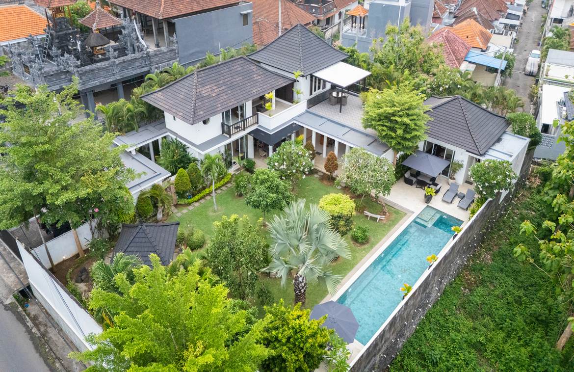 Perfect blend of tropical living and investment potential in Goa Gong. Villas in Bali for Sale: Villa in Jimbaran, Bali for 964 Thousands EUR. Freehold. Main Photo