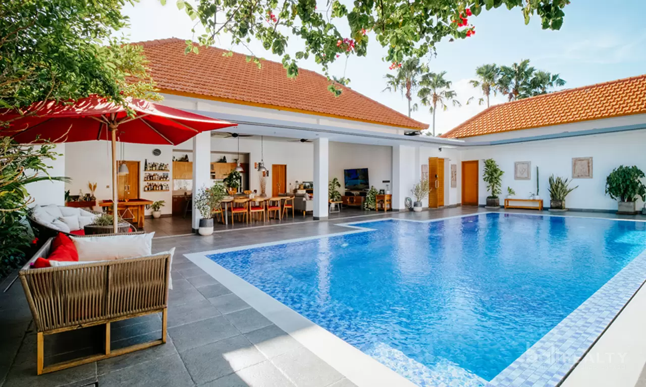 Exceptional Four-Bedroom Fully-Furnished Villa with Long Lease in Lively Kerobokan. Villas in Bali for Sale: Villa in Kerobokan, Bali for 25,0 Million PHP. Leasehold. Main Photo