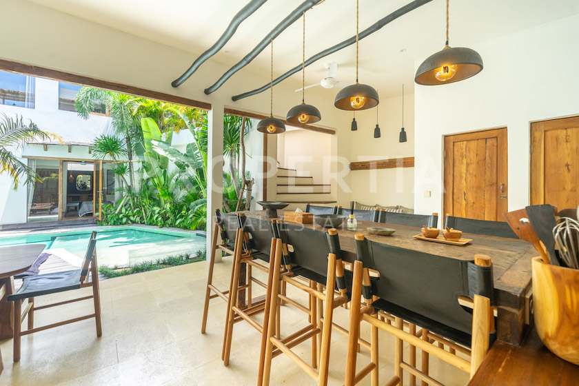 Tropical Paradise: Perfect Investment Or Family Home. Villas in Bali for Sale: Villa in Kerobokan, Bali for 15,9 Million THB. Leasehold. Main Photo