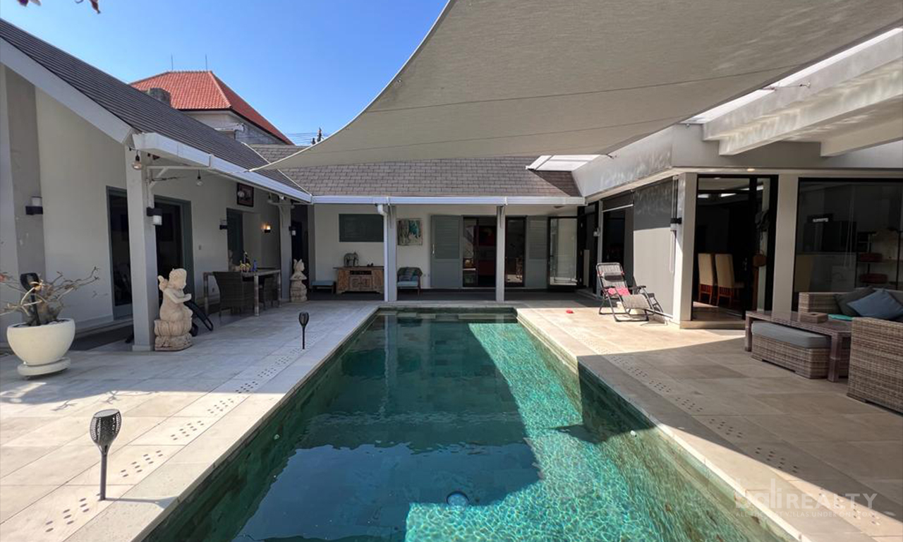 Modern Classic Three-Bedroom Villa in a Strategic Location of Kerobokan with Long Lease. Villas in Bali for Sale: Villa in Kerobokan, Bali for 295 Thousands USD. Leasehold. Main Photo