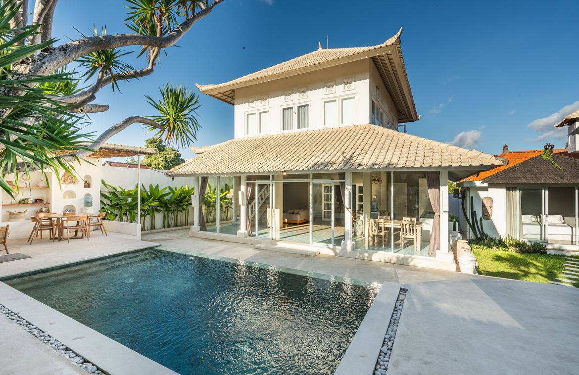 Cozy and stylish four-bedroom villa with poolside serenity in Kerobokan . Villas in Bali for Sale: Villa in Kerobokan, Bali for 1,8 Million HKD. Leasehold. Main Photo