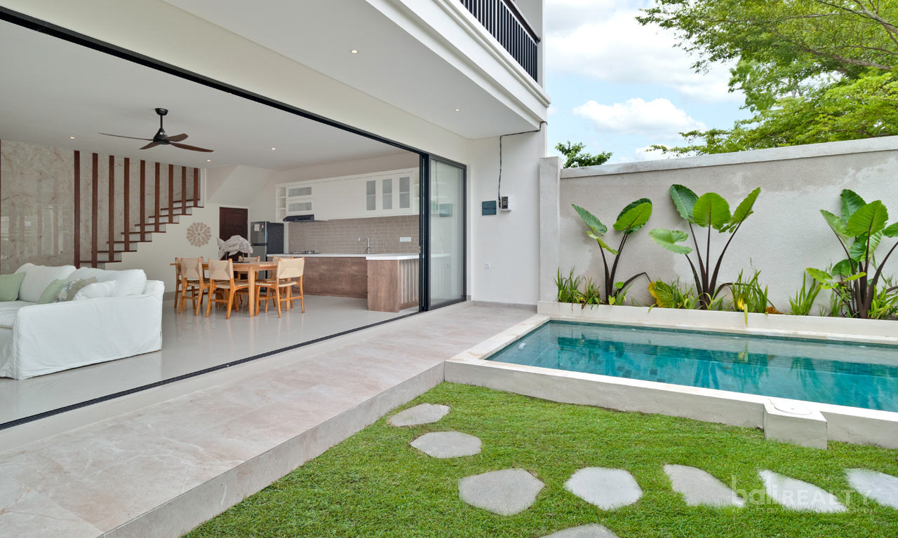 Exclusive Two-Bedroom Villa in Kerobokan with a Long Lease Term. Villas in Bali for Sale: Villa in Kerobokan, Bali for 3,5 Billion IDR. Leasehold. Main Photo