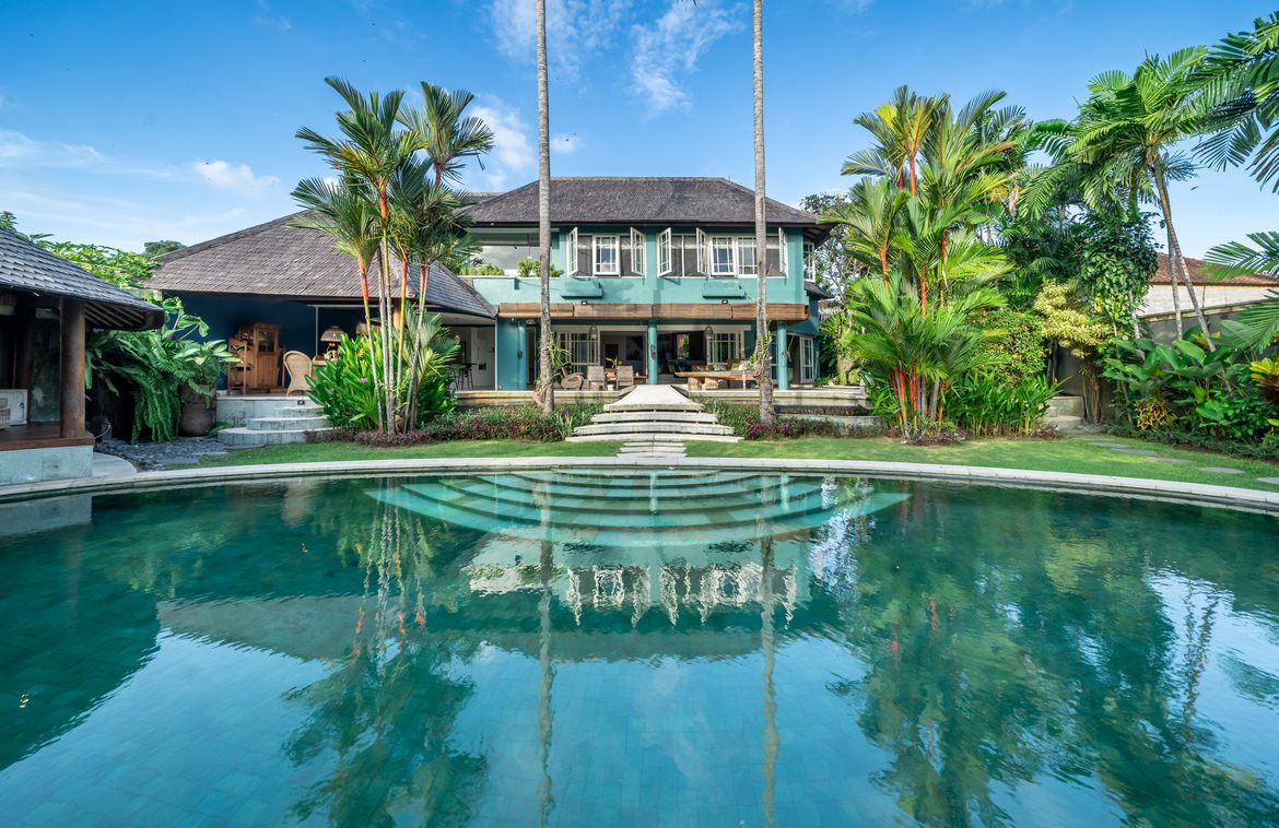 A timeless blend of traditional elegance and modern luxury in Kerobokan. Villas in Bali for Sale: Villa in Kerobokan, Bali for 1735 Thousands NZD. Leasehold. Main Photo